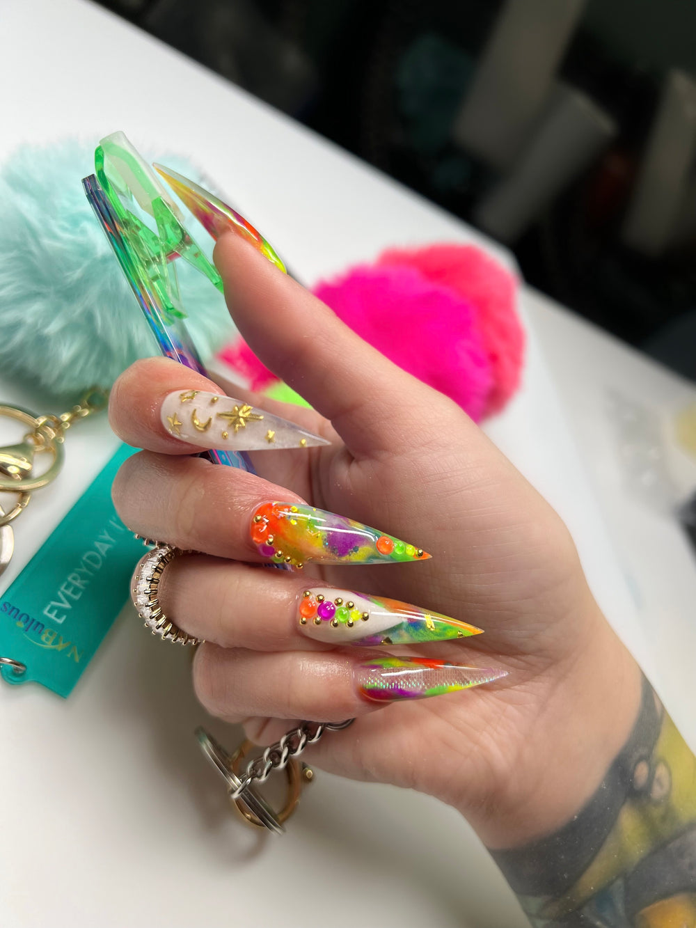 SZ-LY Card Grabber for Long Nails, Keychain with Pom Pom Ball and Plastic  Clip, Credit Card Puller for Long Nails Easy to Grab Your Card at The ​Gas